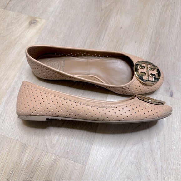 Tory Burch Reva Perforated Leather Nude Pink Gold Metal Logo Ballet Flats US 7 - Picture 4 of 7